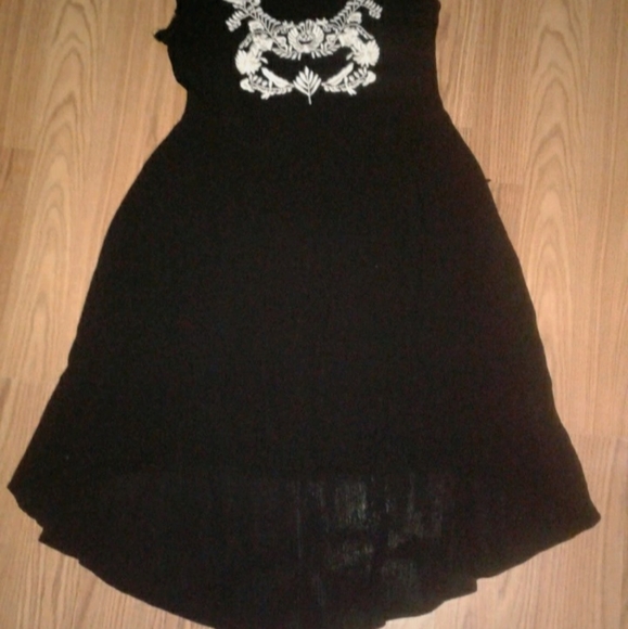 Hi-Lo dress with embroidery - Picture 4 of 4